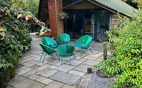 The Shed . A Cosy, Peaceful, 96% Recycled, Chalet.